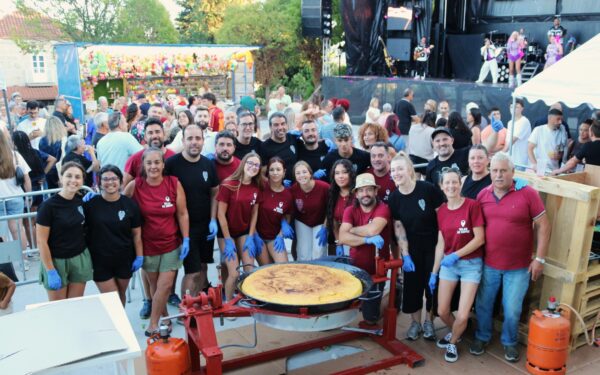 Máis de 450 veciños gozan das tortilladas xigantes nas Festas das Neves