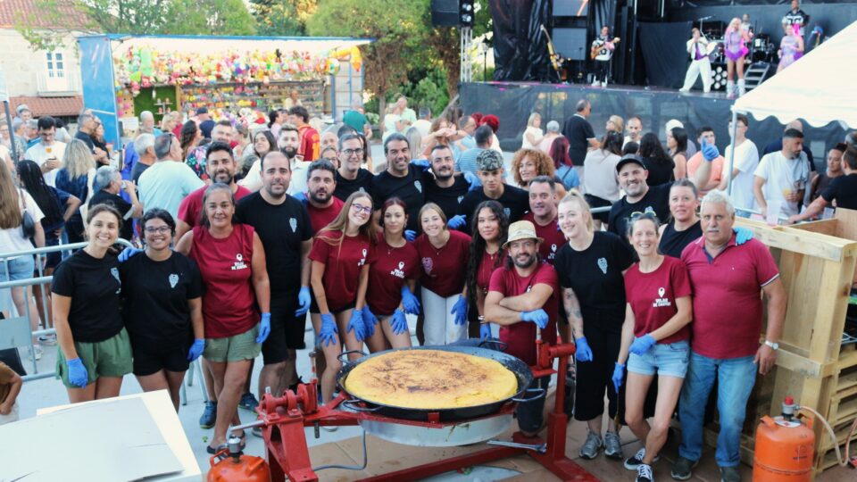 Máis de 450 veciños gozan das tortilladas xigantes nas Festas das Neves