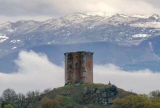 A Xunta limpa as torres medievais da Limia para facilitar as visitas