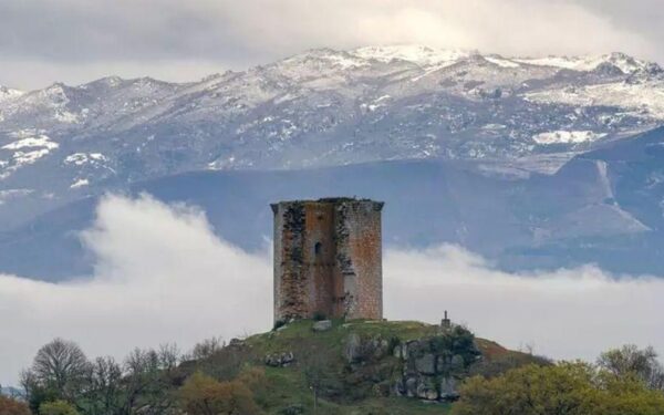 A Xunta limpa as torres medievais da Limia para facilitar as visitas
