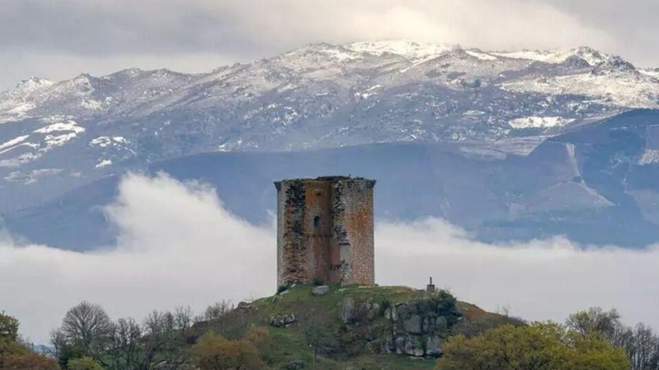 A Xunta limpa as torres medievais da Limia para facilitar as visitas