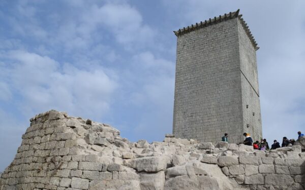 A Xunta limpa o entorno de tres castelos medievais na Limia