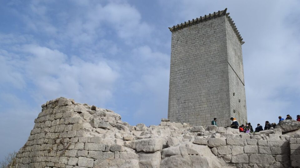 A Xunta limpa o entorno de tres castelos medievais na Limia