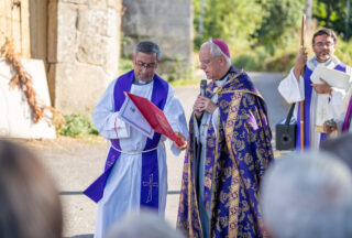 A igrexa de Parada de Ribeira retoma o culto tras ser bendicida polo bispo