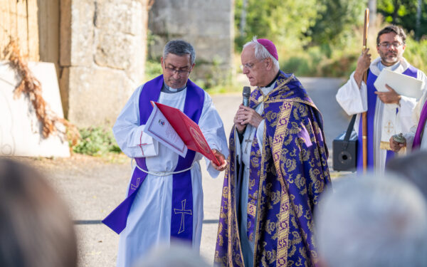 A igrexa de Parada de Ribeira retoma o culto tras ser bendicida polo bispo