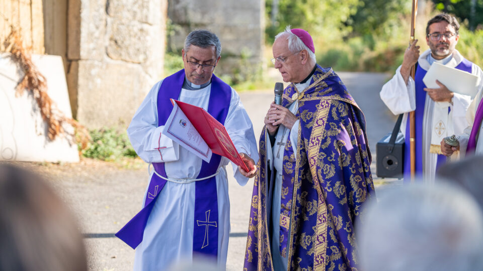 A igrexa de Parada de Ribeira retoma o culto tras ser bendicida polo bispo