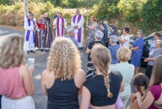 A igrexa de Parada de Limia retoma o culto tras o ritual de purificación polo roubo