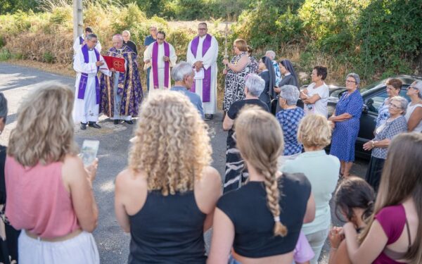 A igrexa de Parada de Limia retoma o culto tras o ritual de purificación polo roubo