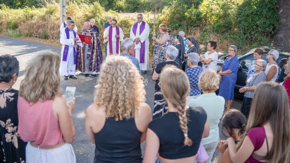 A igrexa de Parada de Limia retoma o culto tras o ritual de purificación polo roubo