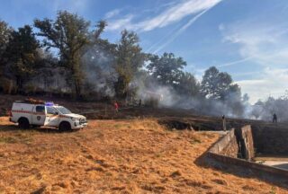 Un incendio preto dunha casa en Damil (Xinzo) asusta aos veciños