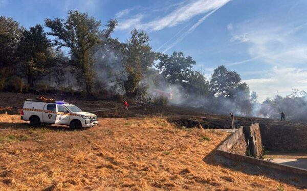 Un incendio preto dunha casa en Damil (Xinzo) asusta aos veciños