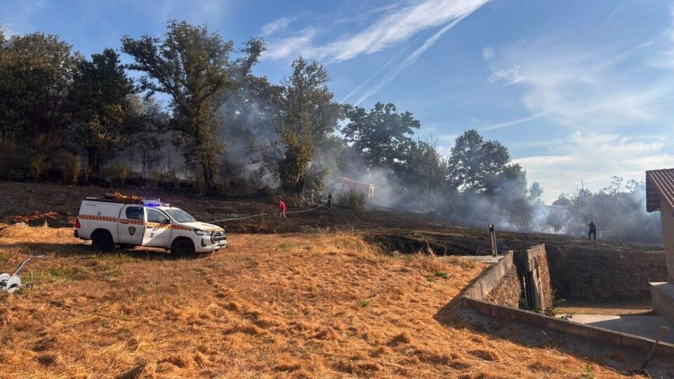 Un incendio preto dunha casa en Damil (Xinzo) asusta aos veciños