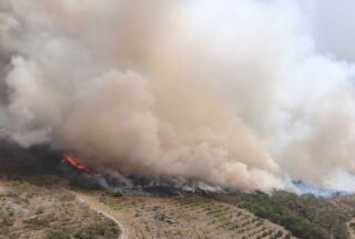 Un incendio forestal mobiliza un amplo dispositivo de extinción en Baltar