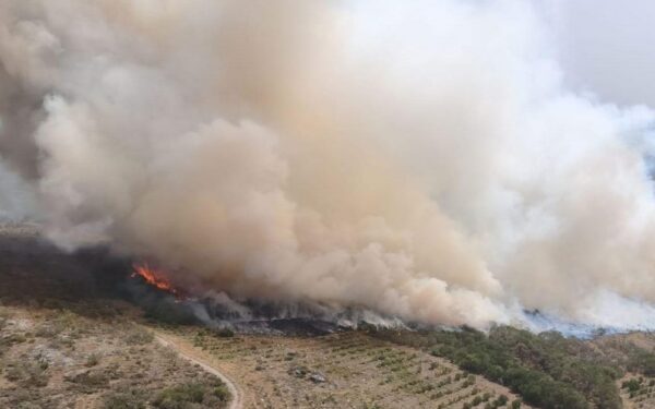 Un incendio forestal mobiliza un amplo dispositivo de extinción en Baltar