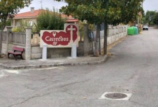 A aldea de Castelaos estrea un novo letreiro de pedra feito por un veciño