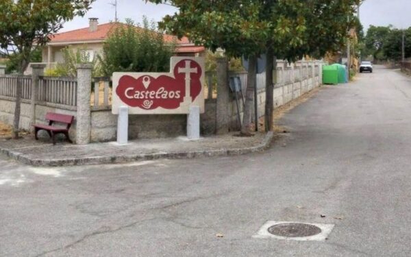 A aldea de Castelaos estrea un novo letreiro de pedra feito por un veciño