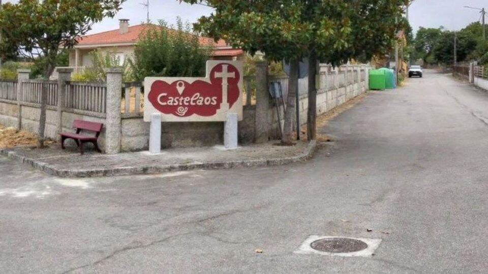 A aldea de Castelaos estrea un novo letreiro de pedra feito por un veciño