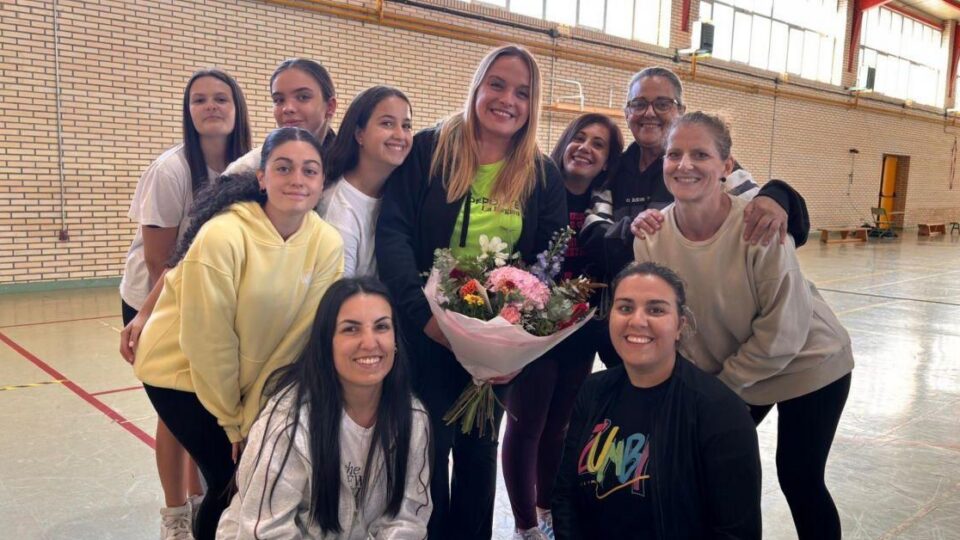 As alumnas de +Deporte en Xinzo celebran o aniversario da súa monitora