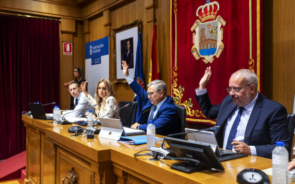 A Deputación de Ourense impulsará o transporte aos polígonos e melloras no abastecemento de auga