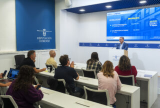 A Deputación de Ourense reparte case un millón de euros en axudas para 16 concellos e entidades