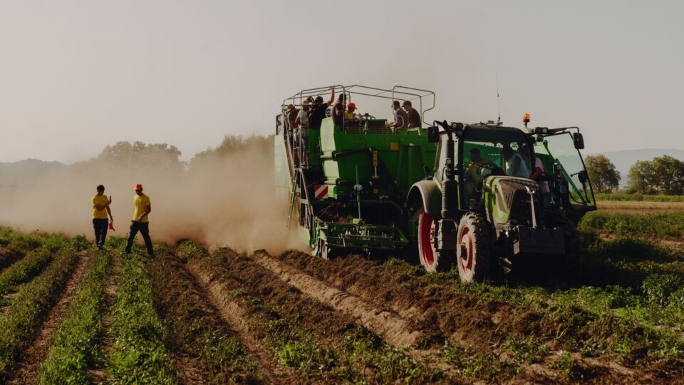 Xinzo de Limia acolleu unha demostración de maquinaria agrícola de última xeración