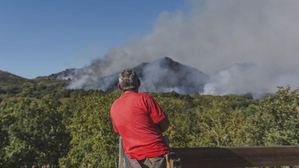 Controlado o incendio forestal de Calvos de Randín tras queimar 518 hectáreas