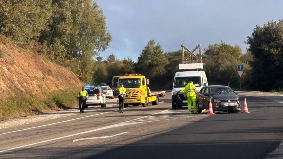 Dous feridos leves nun accidente en Sandiás na N-525
