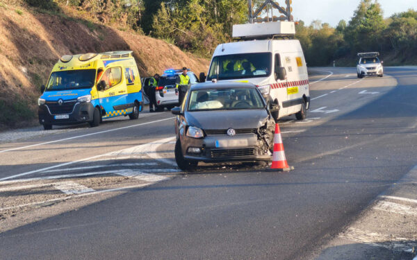 Dous feridos leves nun choque de vehículos na N-525 en Sandiás