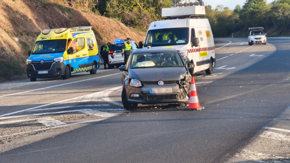 Dous feridos leves nun choque de vehículos na N-525 en Sandiás