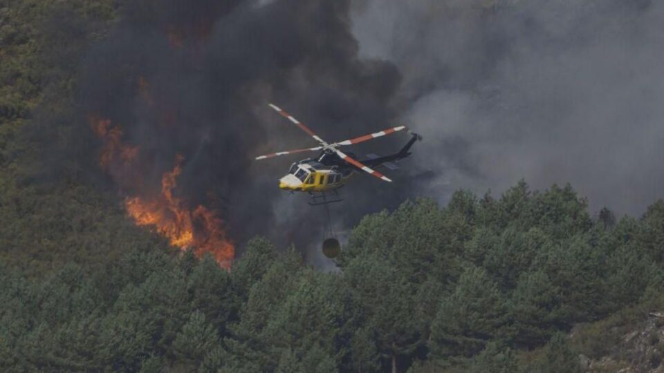 Un incendio arrasa 350 hectáreas en Calvos de Randín e convértese no maior do ano en Ourense