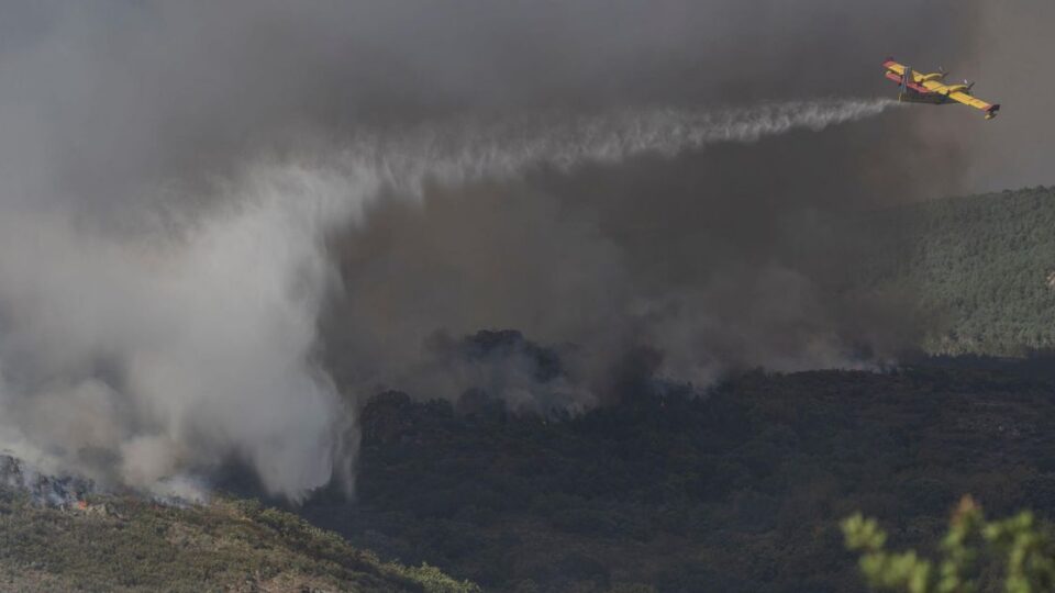 Extinguido o incendio de Calvos de Randín tras calcinar máis de 500 hectáreas