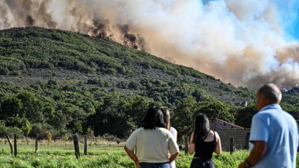 Investigan as causas do incendio de Calvos de Randín tras arrasar 460 hectáreas