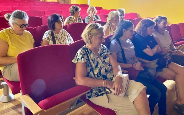 Nutrición con perspectiva feminista: O Programa Rosalía imparte en Sandiás un obradoiro sobre a alimentación e o benestar das mulleres
