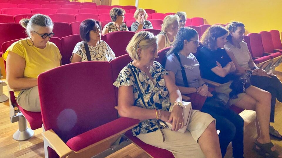 Nutrición con perspectiva feminista: O Programa Rosalía imparte en Sandiás un obradoiro sobre a alimentación e o benestar das mulleres