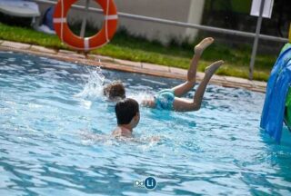 As piscinas de Porqueira amplían a súa apertura por mor do bo tempo