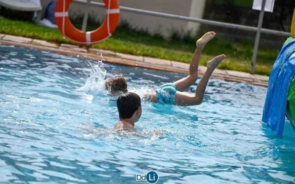 As piscinas de Porqueira amplían a súa apertura por mor do bo tempo