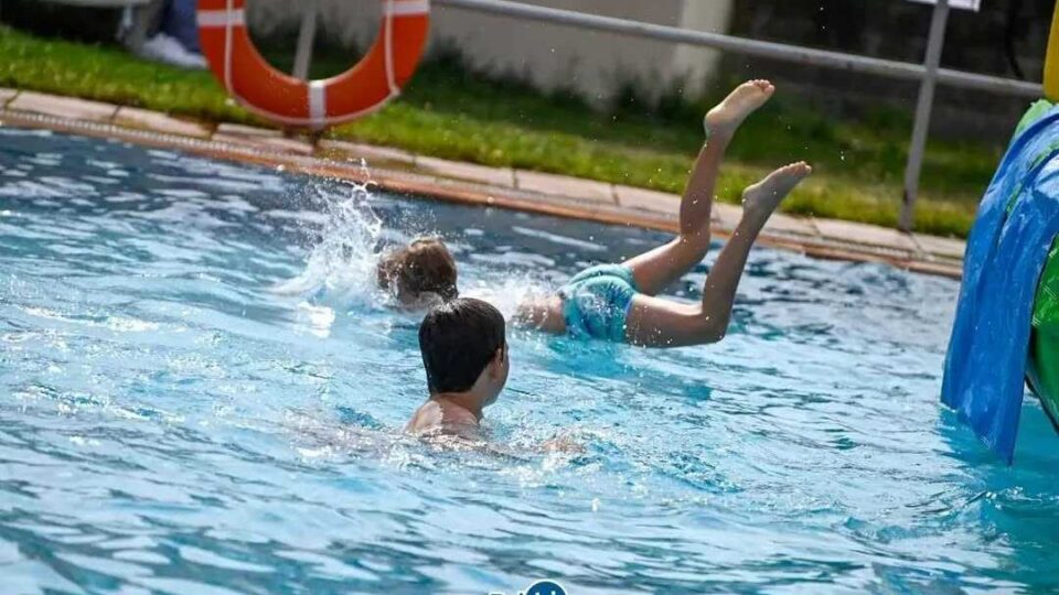 As piscinas de Porqueira amplían a súa apertura por mor do bo tempo