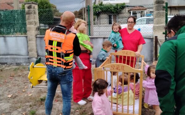 Simulacro de evacuación por incendio no Punto de Atención Infantil de Sandiás