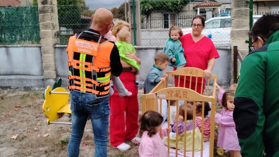 Simulacro de evacuación por incendio no Punto de Atención Infantil de Sandiás