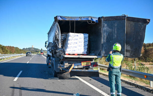 Dous camións chocan na autovía A-52 ao seu paso por Xinzo de Limia