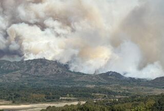 Incendio activo en Calvos de Randín: xa afectou a máis de 20 hectáreas