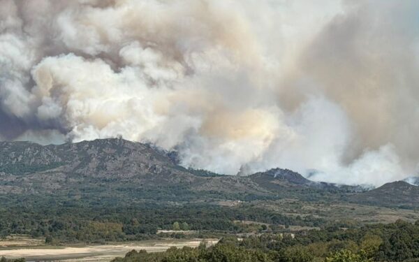 Incendio activo en Calvos de Randín: xa afectou a máis de 20 hectáreas