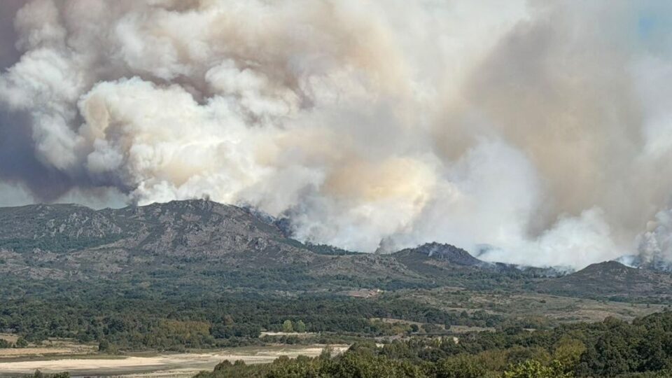 Incendio activo en Calvos de Randín: xa afectou a máis de 20 hectáreas