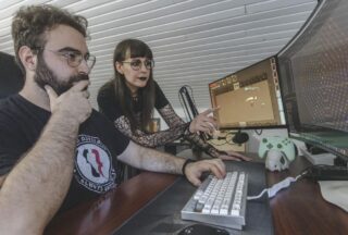 Unha parella crea videoxogos desde unha pequena aldea de Rairiz de Veiga