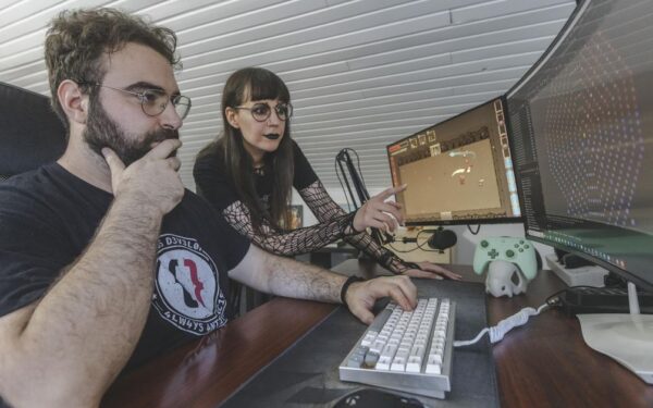 Unha parella crea videoxogos desde unha pequena aldea de Rairiz de Veiga
