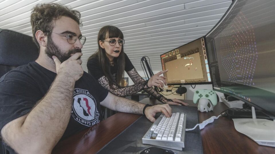 Unha parella crea videoxogos desde unha pequena aldea de Rairiz de Veiga