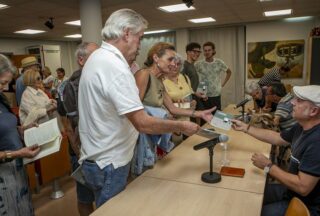 Antón Riveiro Coello presenta en Boiro a súa novela 'Os abandonos'
