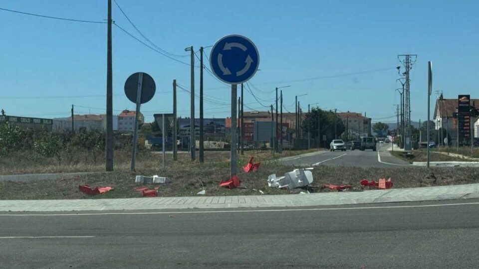 A rotonda de entrada a Xinzo segue sendo un perigo: faltan luces e os condutores chocan