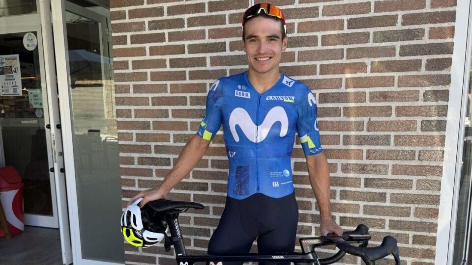 O ciclista Carlos Canal adestra en Xinzo tras rematar A Vuelta