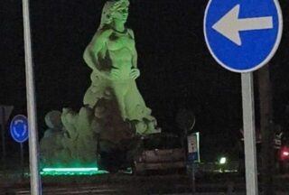 Un coche volve chocar contra a rotonda da Dama da Lagoa en Xinzo